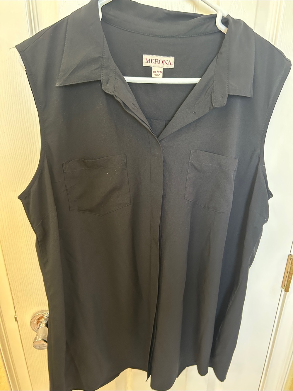 Merona Black Sleeveless Button-Down Collared Top with Chest Pockets